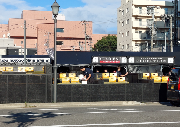 soundmanlive123's tweet photo. 有料観覧席…
・プレミアムシート 2名席：1組 169,400円
・プレミアムシート 4名席：前列 1組 396,000円、後列
 　1組 352,000円
・VIPシート（最大8名）：1組 1,386,000円
・桟敷・イス席1人4,000円 https://t.co/tQKxayOBom