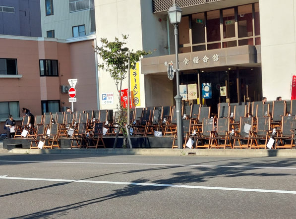 soundmanlive123's tweet photo. 有料観覧席…
・プレミアムシート 2名席：1組 169,400円
・プレミアムシート 4名席：前列 1組 396,000円、後列
 　1組 352,000円
・VIPシート（最大8名）：1組 1,386,000円
・桟敷・イス席1人4,000円 https://t.co/tQKxayOBom