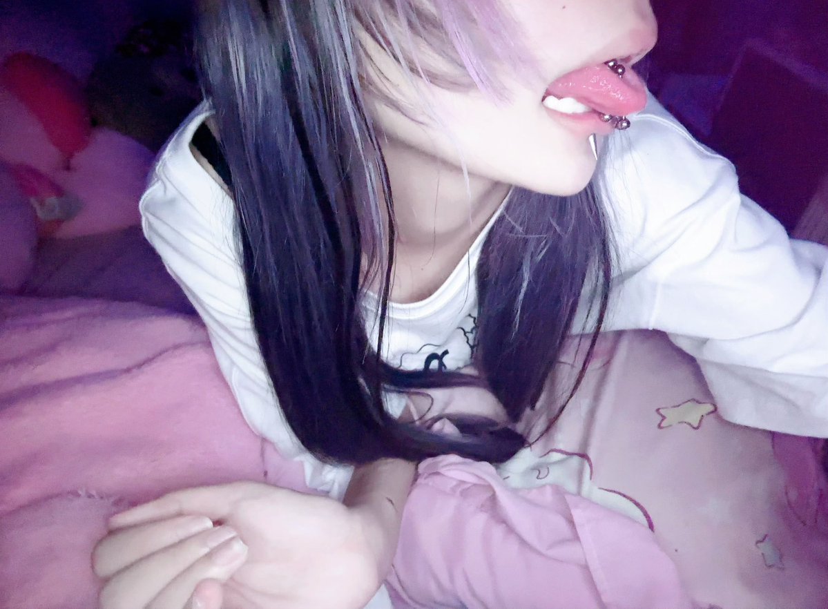 lLWZDX's tweet photo. 親キモイから舌ピあけた〜♥^ᴗ ̫ ᴗ^♩ https://t.co/9yxnMRF0Q0