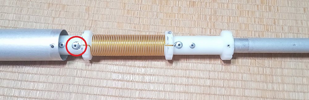 JR3TGS's tweet photo. 日高電機の7メガバーチカルVS-40VA
最近、風が吹くとSWRが跳ね上がる。
エレメントやアースの接触不良を疑って分解、清掃したけどダメ。
結局、延長コイルの断線と判明。
風でエレメントが揺れて、コイルのボビンがしなり、エナメル線の接続部に応力がかかって破断したみたい。(´・ω・｀) https://t.co/rxbb1j1zVh
