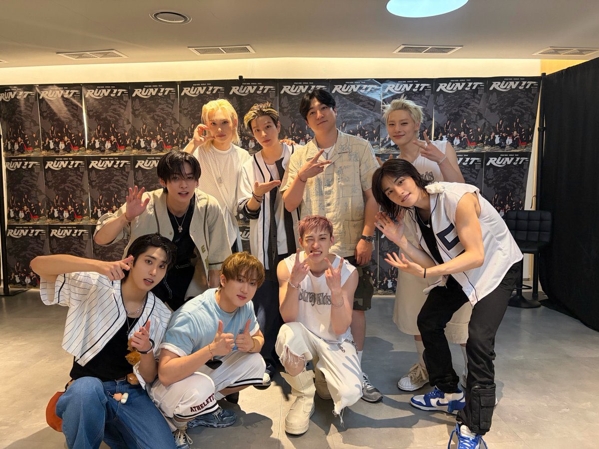 day6runmylife's tweet photo. แล้วพี่ซองจินไปอยู่กับน้องๆตึกฟ้าวงไหนก็ดูเป็นพ่อน้องๆได้หมดเลย 555555555555 https://t.co/dS7EpkkFyT