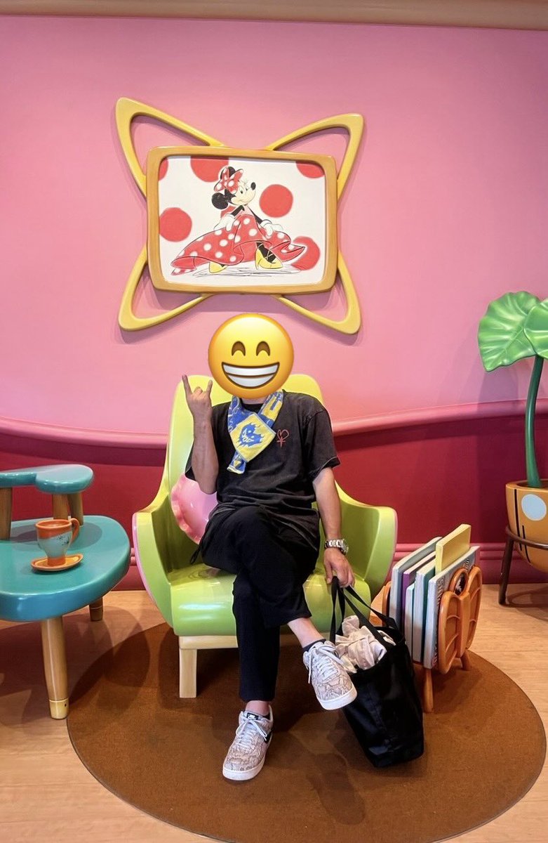 choconorisan's tweet photo. 10年ぶりに家族でディズニーランドに行って来ました。
ミニーちゃんの家で写真を撮って来ました。
わかりますか？

B'zのFYOP+のTシャツとFYODのタオルです。
同じTシャツの人がいるかなと見ていましたが、いませんでした😅

ディズニーも良いけど、B'zのライブに行きたいなー https://t.co/wYU1yQ3Tyq