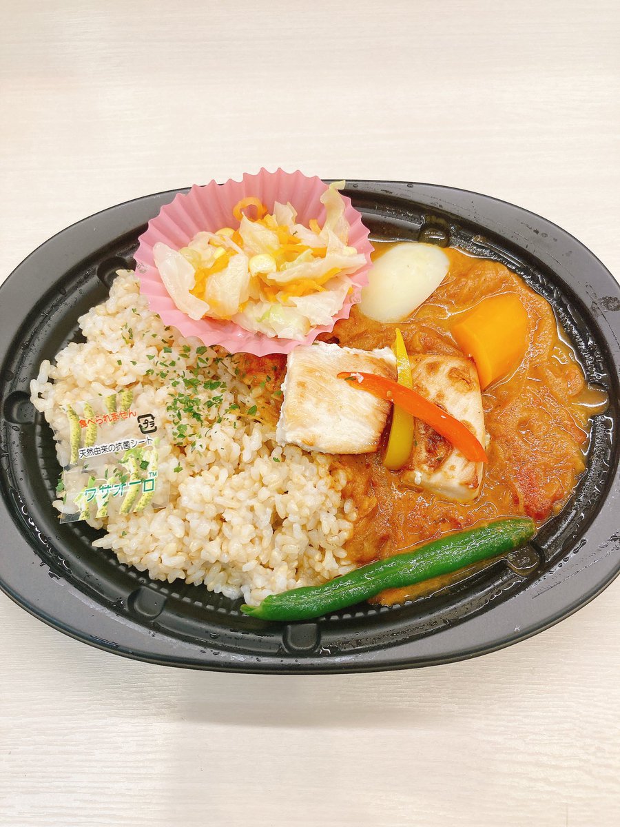 corchalotemachi's tweet photo. おはようございます☀
涼しい朝で過ごし易いですね❗️
🍱茄子🍆と鶏の揚げ浸し　だしつゆと
おろしでさっぱりお召し上がり下さい💁‍♀️
🍱チキンレッドカレー🍛
🍱お結び弁当柚子胡椒マヨツナ(黒米)
ゆかり(玄米) 
🍱腸レボリューション　暑さで疲れた身体に　バランスの良いお弁当です💁‍♀️ https://t.co/cDZkTzOQeH