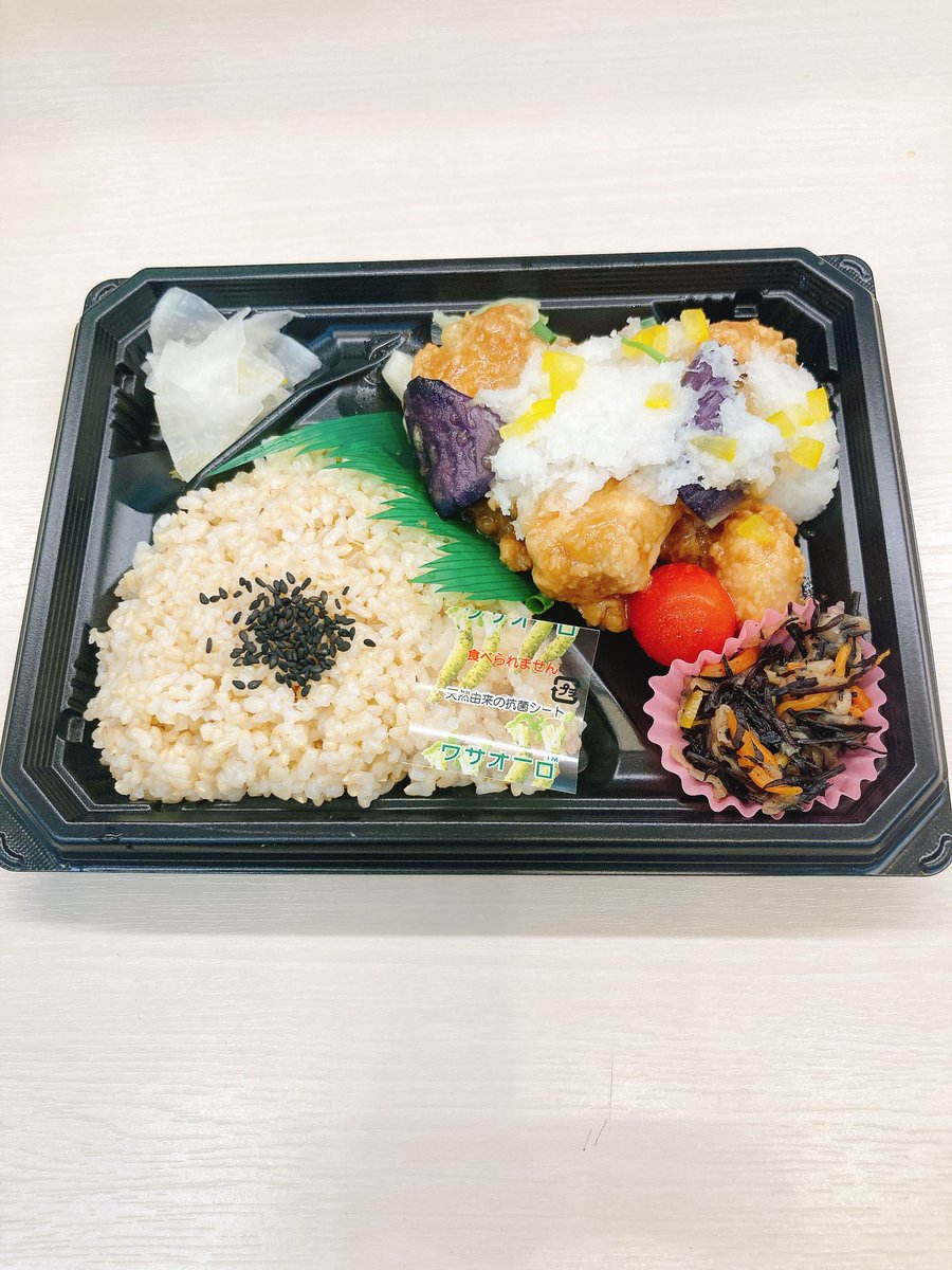 corchalotemachi's tweet photo. おはようございます☀
涼しい朝で過ごし易いですね❗️
🍱茄子🍆と鶏の揚げ浸し　だしつゆと
おろしでさっぱりお召し上がり下さい💁‍♀️
🍱チキンレッドカレー🍛
🍱お結び弁当柚子胡椒マヨツナ(黒米)
ゆかり(玄米) 
🍱腸レボリューション　暑さで疲れた身体に　バランスの良いお弁当です💁‍♀️ https://t.co/cDZkTzOQeH