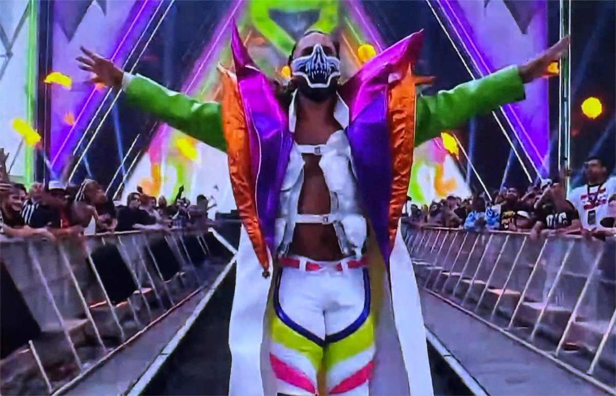 stillreal2us's tweet photo. Seth Rollins looks like he’s auditioning to be a villain in a mid 90s Batman film https://t.co/VcIhs7fGRA