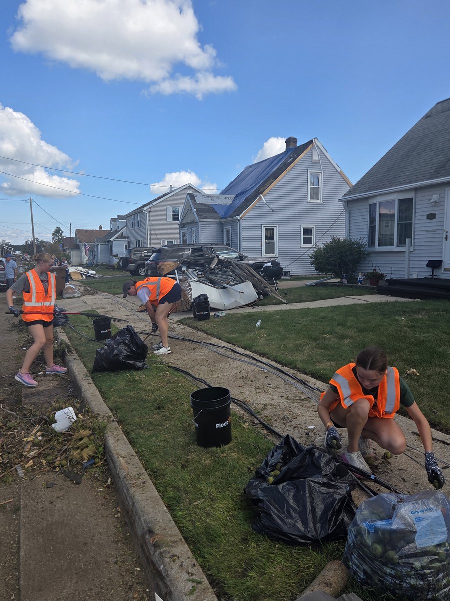 brooklynfels's tweet photo. Sometimes there are more important things than basketball. My family and I helped 4 houses get their yards back today after the Menaaha tornado. #MENASHASTRONG https://t.co/GD7W5AeoFK