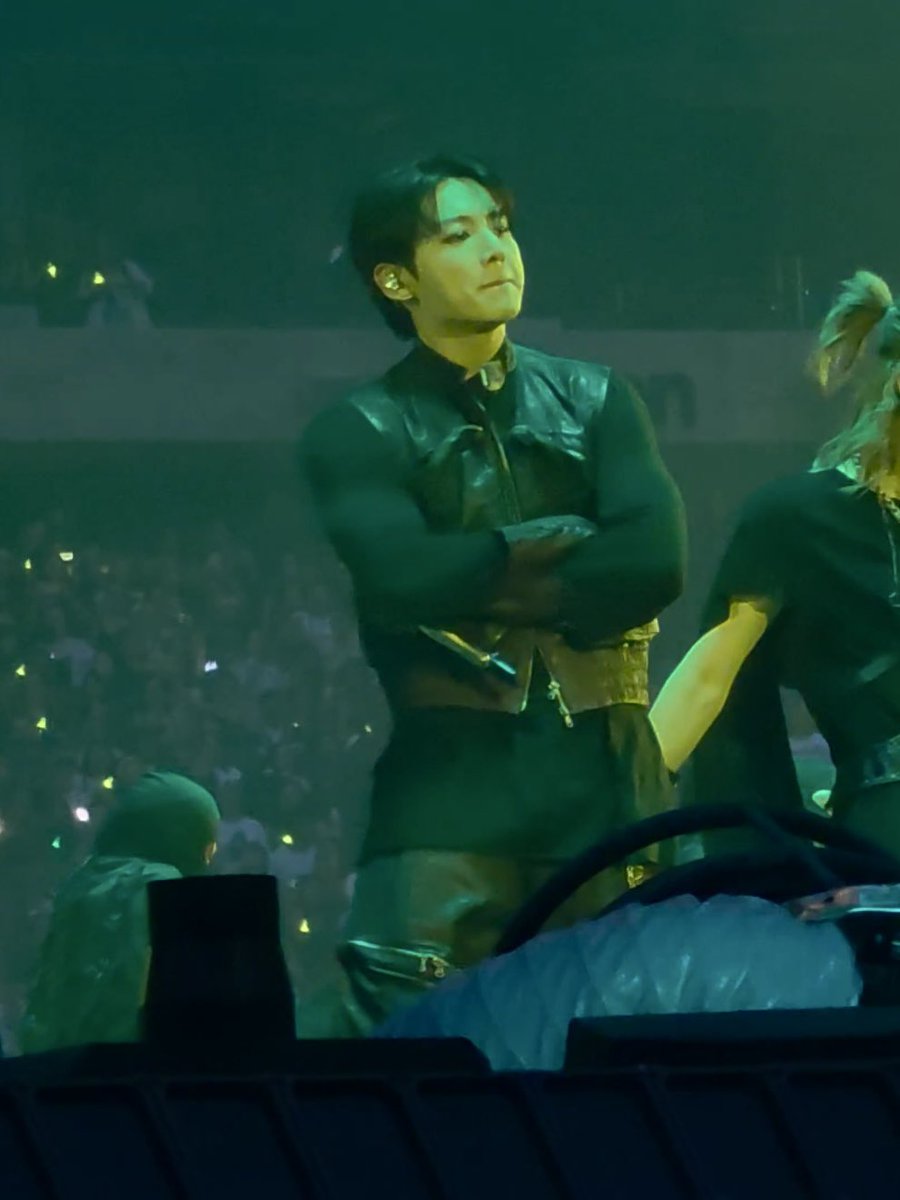 jeonliiguk's tweet photo. JUNGKOOK’S ARMS WTF 😭😭😭😭😭 https://t.co/3FdpicAiQV