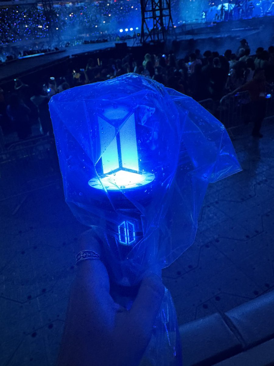mindofskz's tweet photo. metlife rain has nothing on me https://t.co/X05a1gJn7o