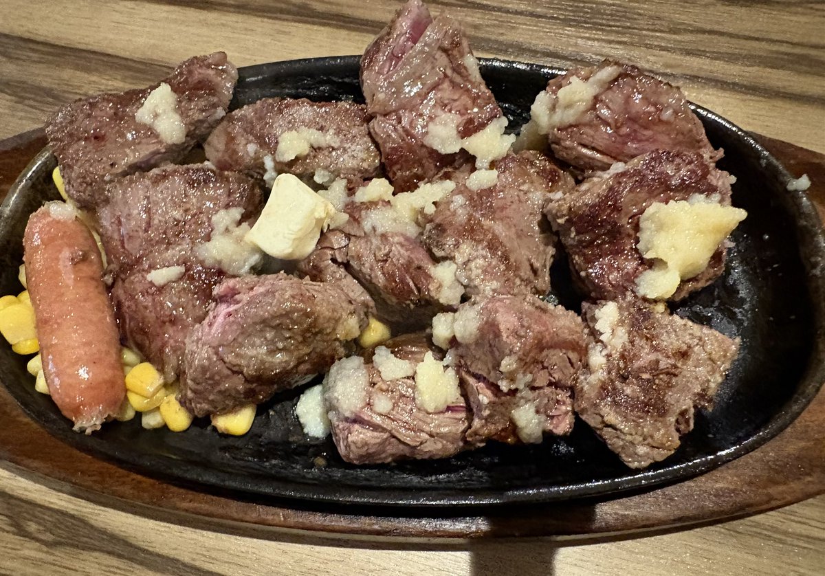 pwnotsudoi's tweet photo. 公開収録後は岸とデンジャーステーキ！
しっかり食べてくれました！
食べっぷりがいい後輩が私は好きです！

デンジャーの後はデニーズに寄り、かき氷とノンアルコールビールを楽しんでいました。 https://t.co/hZAfTJqj6U