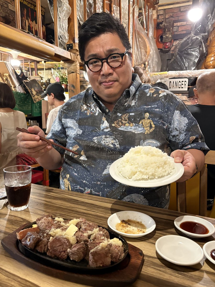 pwnotsudoi's tweet photo. 公開収録後は岸とデンジャーステーキ！
しっかり食べてくれました！
食べっぷりがいい後輩が私は好きです！

デンジャーの後はデニーズに寄り、かき氷とノンアルコールビールを楽しんでいました。 https://t.co/hZAfTJqj6U