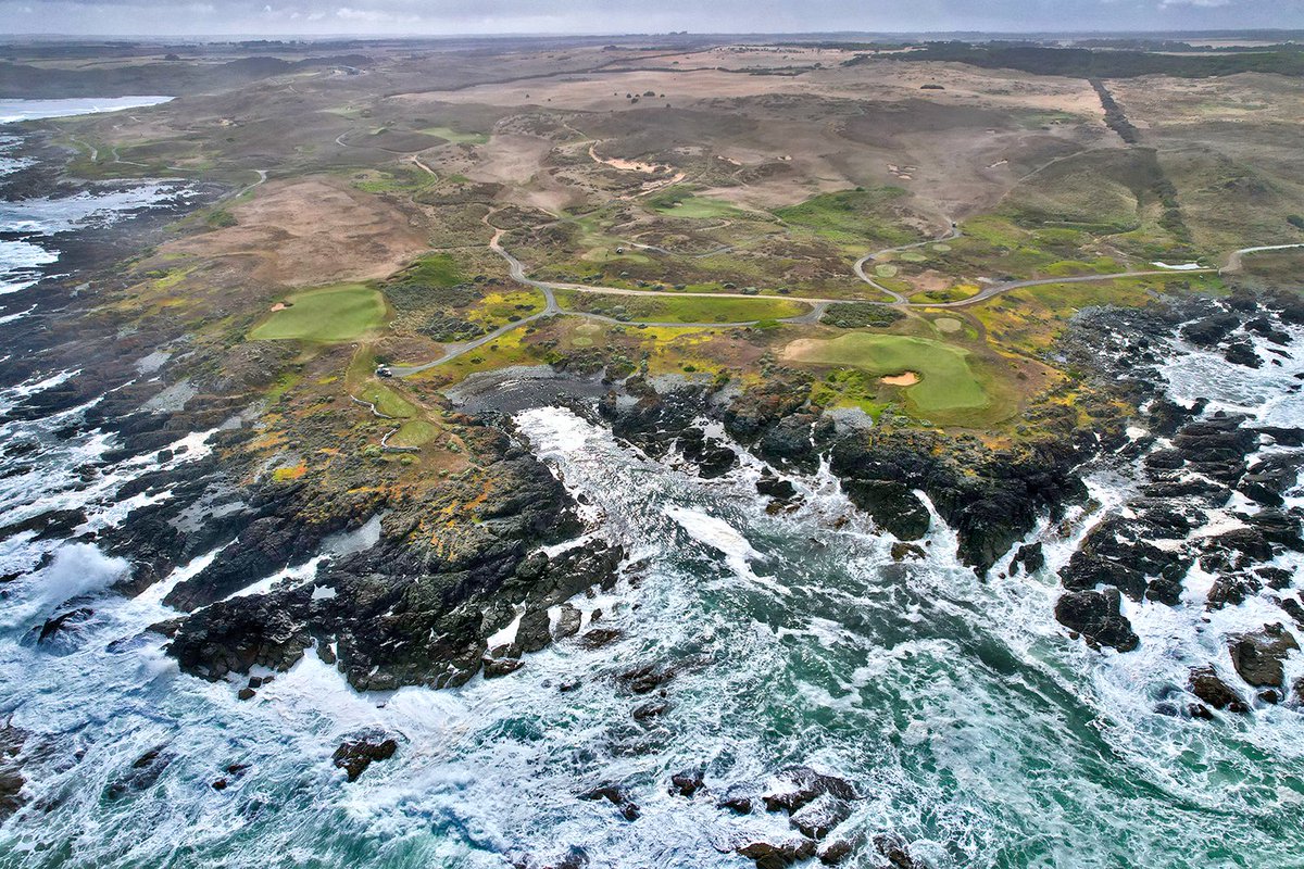 GolfCourseGurus's tweet photo. Australia has an absolutely ridiculous collection of one-shotters, but this one doesn't get talked about enough.  #4 @oceandunesgolf https://t.co/3zVULqfbxT