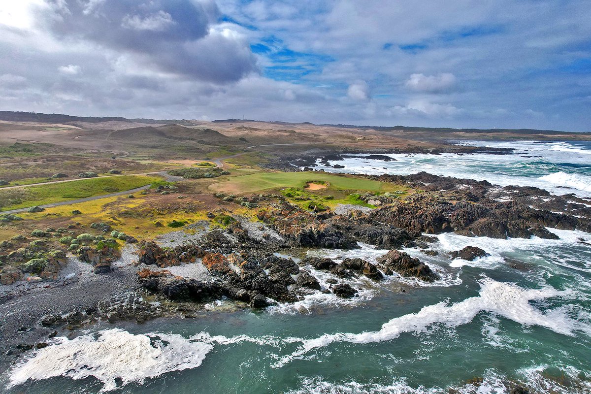GolfCourseGurus's tweet photo. Australia has an absolutely ridiculous collection of one-shotters, but this one doesn't get talked about enough.  #4 @oceandunesgolf https://t.co/3zVULqfbxT