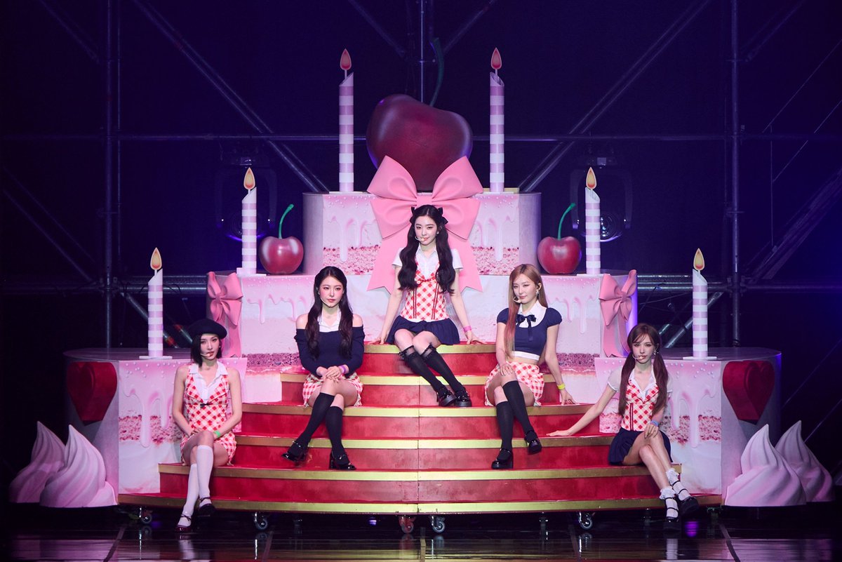 TSN_PHOTO's tweet photo. Q. 레드벨벳의 여름 컴백에 많은 음악 팬들의 기대가 큽니다. 이번 'Velvet Summer'에는 어떤 여름을 담아내고자 했는지 궁급합니다.

- 웬디 : 여름에는 뜨겁고 활기찬 순간도 있지만, 아무것도 하지 않고 여유롭게 시간을 보내고 싶은 날들도 있는 것 같아요. 이번 앨범 ‘Velvet Summer’와 타이틀곡 ‘Surfin’ Boy’는 그런 나른하고 성숙한 여름의 감성을 담았고, 그 안에서 레드벨벳만의 다양한 음악적 색깔을 자연스럽게 보여드리고 싶었습니다.

Q. 타이틀곡을 처음 듣고 어땠나요? 기존 레드벨벳의 서머송과는 어떤 차별점이 있다고 생각하는지?

- 슬기 : 타이틀곡 데모를 듣자마자 레드벨벳 목소리가 들리는 것만 같았어요. 그만큼 그 누구보다 이 노래를 우리가 잘 소화할 수 있을 거란 확신이 들었고, 시원한 멜로디가 맘에 들었어요. 특히 보사노바라는 장르가 매력적이게 느껴졌습니다. 그동안의 레드벨벳의 여름 무드는 강렬하고 에너지 넘치게 표현한 곡들이 많았는데 앨범명에 맞게 좀 더 벨벳스러운 여름의 무드를 담았어요. 한낮의 뜨거운 여름이 아닌 노을 지는 해변을 바라보는 듯한 기분을 느낄 수 있을 것 같아요.

Q. 조이가 타이틀곡을 단독 작사했는데 소감이 어떤가요?

- 조이 : 개인적으로 레드벨벳과 팬분들께 표현하고 싶은 마음을 이번 타이틀곡의 가사를 쓰면서 잘 풀어낼 수 있었어요. 이렇게 다시 만날 때면 예전보다 더 아름답고 멋진 추억을 쌓을 수 있다는 마음을 전하고 싶었고, 팬분들께 레드벨벳과 러비들을 아끼고 사랑하는 저의 진심이 전해졌으면 좋겠어요. 그리고 슬기 언니가 제 가사가 채택이 된 걸 듣고는 노래 부르기에 편한 발음을 많이 고심해서 잘 쓴 것 같다고 칭찬의 메시지를 보내줬는데, 눈물이 날 정도로 기뻤던 기억이 있어요.

Q. 티저 이미지 반응도 뜨겁습니다. 오랜만에 다 같이 티저 이미지와 뮤직비디오를 촬영했는데, 기억 남는 에피소드가 있다면 말씀해 주세요.

- 아이린 : 제주도에서 촬영을 했는데 비가 왔어요. 인어 착장은 비가 안 올 때 찍었어야 했는데 비가 계속 와서 숙소에 두고 온 짐을 급하게 찾으러 갔다 와야 했어요. 그래서 헤어랑 메이크업들을 다 지우지 못한 채 인어 귀까지 달고 숙소에 달려들어갔다가 온 기억이 생생히 남아있습니다. (웃음)

Q. 타이틀곡 제외하고 앨범에서 가장 애착이 가는 수록곡을 꼽는다면요?

- 예리 : ‘Hula Hoop’입니다. 듣는 순간 여름이 떠오를 만큼 청량한 분위기가 정말 매력적인 곡이었어요. 시원한 에너지가 가득해서 녹음하면서도 기분이 좋아졌고, 더운 여름에 러비들이 드라이브를 하거나 여행을 갈 때 들으면 더욱 잘 어울릴 것 같다는 생각이 들었습니다.

Q. 컴백을 기다려준 팬들에게 한마디 부탁드립니다.

- 아이린 : 여러분들께서 기다려주시는 게 당연한 게 아님을 알기 때문에 너무너무 감사해요. 우리 같이 행복한 추억 많이 만들어요

- 슬기 : 러비들 잘 지냈어요? 멤버들 모두 그 어느 때보다 더욱 러비들을 생각하며 설레는 마음으로 앨범을 준비한 것 같아요. 우리의 마음이 전해지면 좋겠네요. 레드벨벳을 기다려주고 보고 싶어 해줘서 고마워요. 이번 앨범으로 무더운 여름, 시원하게 잘 보내길 바라요💕

- 웬디 : 2년 2개월이라는 시간이 아깝지 않을 만큼 이번 활동도 러비들과 행복한 추억을 많이 만들었으면 좋겠습니다. 항상 변함없는 사랑과 응원 보내줘서 정말 고맙고, 이번 2026년 여름은 레드벨벳과 함께 행복하게 보내요!

- 조이 : 우리 러비들💚 오래 기다려 준만큼 최선을 다한 멋진 무대로 보답할게요💚 항상 고맙고 사랑합니다💚

- 예리 : 저희를 믿고 기다려주셔서 정말 감사합니다! 러비 덕분에 다시 다섯 명이 함께 무대에 설 수 있었고, 이번 활동도 행복한 추억을 많이 만들었으면 좋겠습니다. 저희가 열심히 준비한 만큼 많이 사랑해 주시고, 오래 함께해요. 감사합니다!

#레드벨벳 #RedVelvet #아이린 #IRENE #슬기 #SEULGI #웬디 #WENDY #조이 #JOY #예리 #YERI #VelvetSummer #RedVelvet_VelvetSummer #SurfinBoy #RedVelvet_SurfinBoy