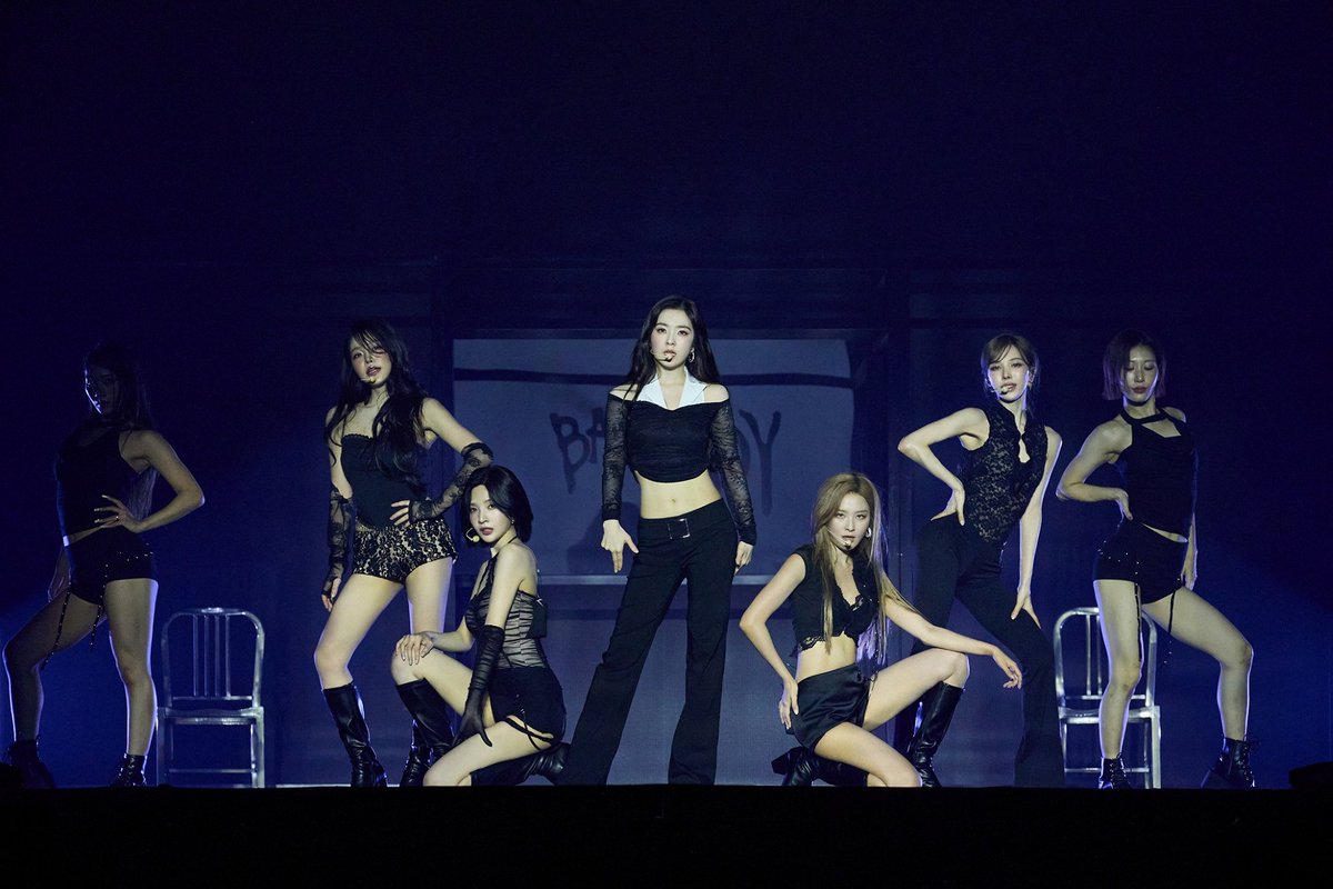 TSN_PHOTO's tweet photo. Q. 레드벨벳의 여름 컴백에 많은 음악 팬들의 기대가 큽니다. 이번 'Velvet Summer'에는 어떤 여름을 담아내고자 했는지 궁급합니다.

- 웬디 : 여름에는 뜨겁고 활기찬 순간도 있지만, 아무것도 하지 않고 여유롭게 시간을 보내고 싶은 날들도 있는 것 같아요. 이번 앨범 ‘Velvet Summer’와 타이틀곡 ‘Surfin’ Boy’는 그런 나른하고 성숙한 여름의 감성을 담았고, 그 안에서 레드벨벳만의 다양한 음악적 색깔을 자연스럽게 보여드리고 싶었습니다.

Q. 타이틀곡을 처음 듣고 어땠나요? 기존 레드벨벳의 서머송과는 어떤 차별점이 있다고 생각하는지?

- 슬기 : 타이틀곡 데모를 듣자마자 레드벨벳 목소리가 들리는 것만 같았어요. 그만큼 그 누구보다 이 노래를 우리가 잘 소화할 수 있을 거란 확신이 들었고, 시원한 멜로디가 맘에 들었어요. 특히 보사노바라는 장르가 매력적이게 느껴졌습니다. 그동안의 레드벨벳의 여름 무드는 강렬하고 에너지 넘치게 표현한 곡들이 많았는데 앨범명에 맞게 좀 더 벨벳스러운 여름의 무드를 담았어요. 한낮의 뜨거운 여름이 아닌 노을 지는 해변을 바라보는 듯한 기분을 느낄 수 있을 것 같아요.

Q. 조이가 타이틀곡을 단독 작사했는데 소감이 어떤가요?

- 조이 : 개인적으로 레드벨벳과 팬분들께 표현하고 싶은 마음을 이번 타이틀곡의 가사를 쓰면서 잘 풀어낼 수 있었어요. 이렇게 다시 만날 때면 예전보다 더 아름답고 멋진 추억을 쌓을 수 있다는 마음을 전하고 싶었고, 팬분들께 레드벨벳과 러비들을 아끼고 사랑하는 저의 진심이 전해졌으면 좋겠어요. 그리고 슬기 언니가 제 가사가 채택이 된 걸 듣고는 노래 부르기에 편한 발음을 많이 고심해서 잘 쓴 것 같다고 칭찬의 메시지를 보내줬는데, 눈물이 날 정도로 기뻤던 기억이 있어요.

Q. 티저 이미지 반응도 뜨겁습니다. 오랜만에 다 같이 티저 이미지와 뮤직비디오를 촬영했는데, 기억 남는 에피소드가 있다면 말씀해 주세요.

- 아이린 : 제주도에서 촬영을 했는데 비가 왔어요. 인어 착장은 비가 안 올 때 찍었어야 했는데 비가 계속 와서 숙소에 두고 온 짐을 급하게 찾으러 갔다 와야 했어요. 그래서 헤어랑 메이크업들을 다 지우지 못한 채 인어 귀까지 달고 숙소에 달려들어갔다가 온 기억이 생생히 남아있습니다. (웃음)

Q. 타이틀곡 제외하고 앨범에서 가장 애착이 가는 수록곡을 꼽는다면요?

- 예리 : ‘Hula Hoop’입니다. 듣는 순간 여름이 떠오를 만큼 청량한 분위기가 정말 매력적인 곡이었어요. 시원한 에너지가 가득해서 녹음하면서도 기분이 좋아졌고, 더운 여름에 러비들이 드라이브를 하거나 여행을 갈 때 들으면 더욱 잘 어울릴 것 같다는 생각이 들었습니다.

Q. 컴백을 기다려준 팬들에게 한마디 부탁드립니다.

- 아이린 : 여러분들께서 기다려주시는 게 당연한 게 아님을 알기 때문에 너무너무 감사해요. 우리 같이 행복한 추억 많이 만들어요

- 슬기 : 러비들 잘 지냈어요? 멤버들 모두 그 어느 때보다 더욱 러비들을 생각하며 설레는 마음으로 앨범을 준비한 것 같아요. 우리의 마음이 전해지면 좋겠네요. 레드벨벳을 기다려주고 보고 싶어 해줘서 고마워요. 이번 앨범으로 무더운 여름, 시원하게 잘 보내길 바라요💕

- 웬디 : 2년 2개월이라는 시간이 아깝지 않을 만큼 이번 활동도 러비들과 행복한 추억을 많이 만들었으면 좋겠습니다. 항상 변함없는 사랑과 응원 보내줘서 정말 고맙고, 이번 2026년 여름은 레드벨벳과 함께 행복하게 보내요!

- 조이 : 우리 러비들💚 오래 기다려 준만큼 최선을 다한 멋진 무대로 보답할게요💚 항상 고맙고 사랑합니다💚

- 예리 : 저희를 믿고 기다려주셔서 정말 감사합니다! 러비 덕분에 다시 다섯 명이 함께 무대에 설 수 있었고, 이번 활동도 행복한 추억을 많이 만들었으면 좋겠습니다. 저희가 열심히 준비한 만큼 많이 사랑해 주시고, 오래 함께해요. 감사합니다!

#레드벨벳 #RedVelvet #아이린 #IRENE #슬기 #SEULGI #웬디 #WENDY #조이 #JOY #예리 #YERI #VelvetSummer #RedVelvet_VelvetSummer #SurfinBoy #RedVelvet_SurfinBoy