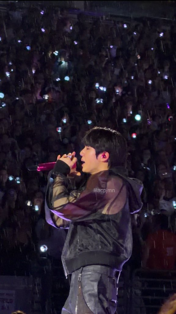 seokjinfile's tweet photo. IT’S RAINING https://t.co/hKshBUE497
