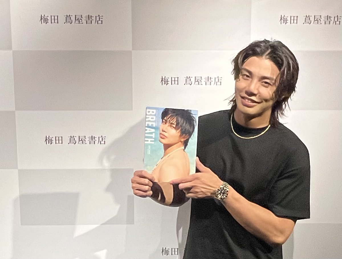 umetsuta's tweet photo. 【イベント】
8/1 【追加開催】『武知海青 1st写真集 BREATH』刊行記念トークショー＆お渡し会が開催されました。

明るく爽やかな笑顔で溢れ、活気あふれる雰囲気の中、特別なひとときを堪能いただけたのではないでしょうか😊
武知海青さん、ご参加いただきましたお客様、ありがとうございました��� https://t.co/g5B8r1ink2