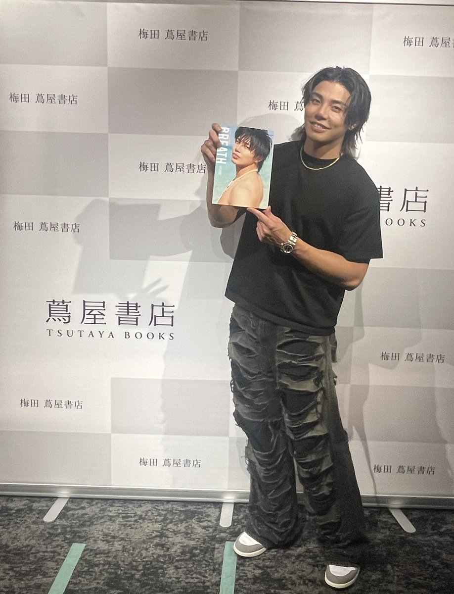 umetsuta's tweet photo. 【イベント】
8/1 【追加開催】『武知海青 1st写真集 BREATH』刊行記念トークショー＆お渡し会が開催されました。

明るく爽やかな笑顔で溢れ、活気あふれる雰囲気の中、特別なひとときを堪能いただけたのではないでしょうか😊
武知海青さん、ご参加いただきましたお客様、ありがとうございました��� https://t.co/g5B8r1ink2