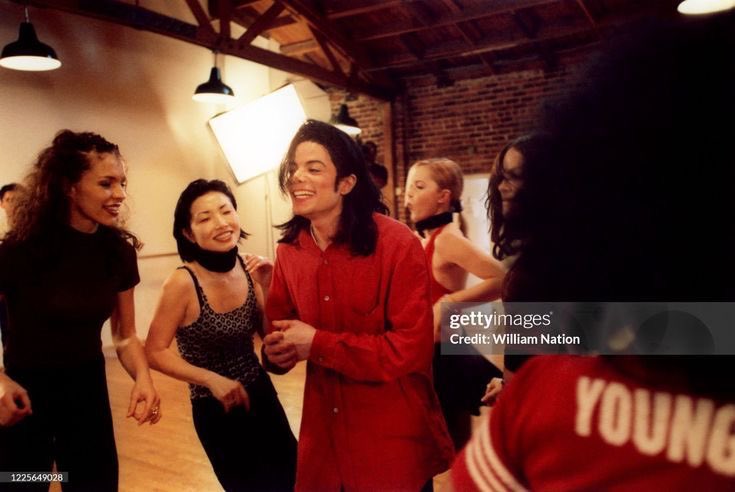 FerreroMatureMJ's tweet photo. Eu viajo no tempo vendo essas imagens do ensaio de Blood on the Dance Floor. 🥹🫶🏼

Parece que estou lá, sabe? Vendo ele rindo e ensaiando os passos enquanto tô no cantinho…

O sorriso tão largo, a linguagem corporal mostrando como ele estava leve e feliz. Provavelmente isso se devia ao fato de que ele estava se realizando pessoalmente e esperando o primeiro filho, né!? ♥️🥹

Eu costumo dizer e repito: quando se tornou pai, Michael virou uma chavinha e parece ter evoluído anos em pouquíssimo tempo.