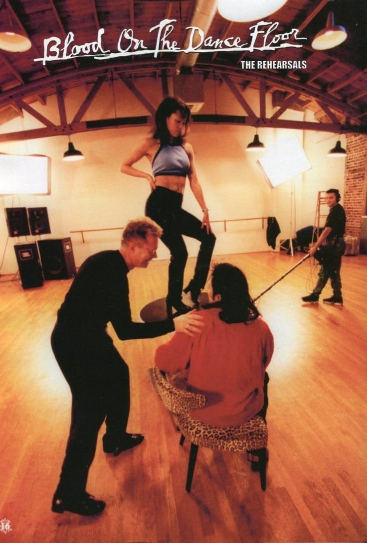 FerreroMatureMJ's tweet photo. Eu viajo no tempo vendo essas imagens do ensaio de Blood on the Dance Floor. 🥹🫶🏼

Parece que estou lá, sabe? Vendo ele rindo e ensaiando os passos enquanto tô no cantinho…

O sorriso tão largo, a linguagem corporal mostrando como ele estava leve e feliz. Provavelmente isso se devia ao fato de que ele estava se realizando pessoalmente e esperando o primeiro filho, né!? ♥️🥹

Eu costumo dizer e repito: quando se tornou pai, Michael virou uma chavinha e parece ter evoluído anos em pouquíssimo tempo.