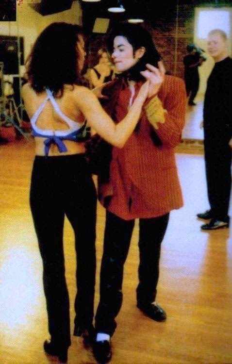 FerreroMatureMJ's tweet photo. Eu viajo no tempo vendo essas imagens do ensaio de Blood on the Dance Floor. 🥹🫶🏼

Parece que estou lá, sabe? Vendo ele rindo e ensaiando os passos enquanto tô no cantinho…

O sorriso tão largo, a linguagem corporal mostrando como ele estava leve e feliz. Provavelmente isso se devia ao fato de que ele estava se realizando pessoalmente e esperando o primeiro filho, né!? ♥️🥹

Eu costumo dizer e repito: quando se tornou pai, Michael virou uma chavinha e parece ter evoluído anos em pouquíssimo tempo.