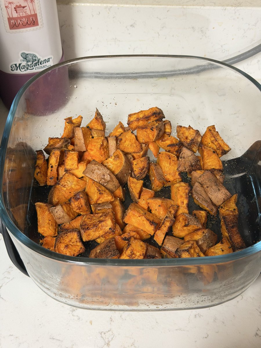 babyfran's tweet photo. 1) meal prepped my lunch for the week
2) made burgers for dinner 
3) made choc chip banana bread 
Ya girl is tired 👩🏻‍🍳 https://t.co/PUryWCFjSL