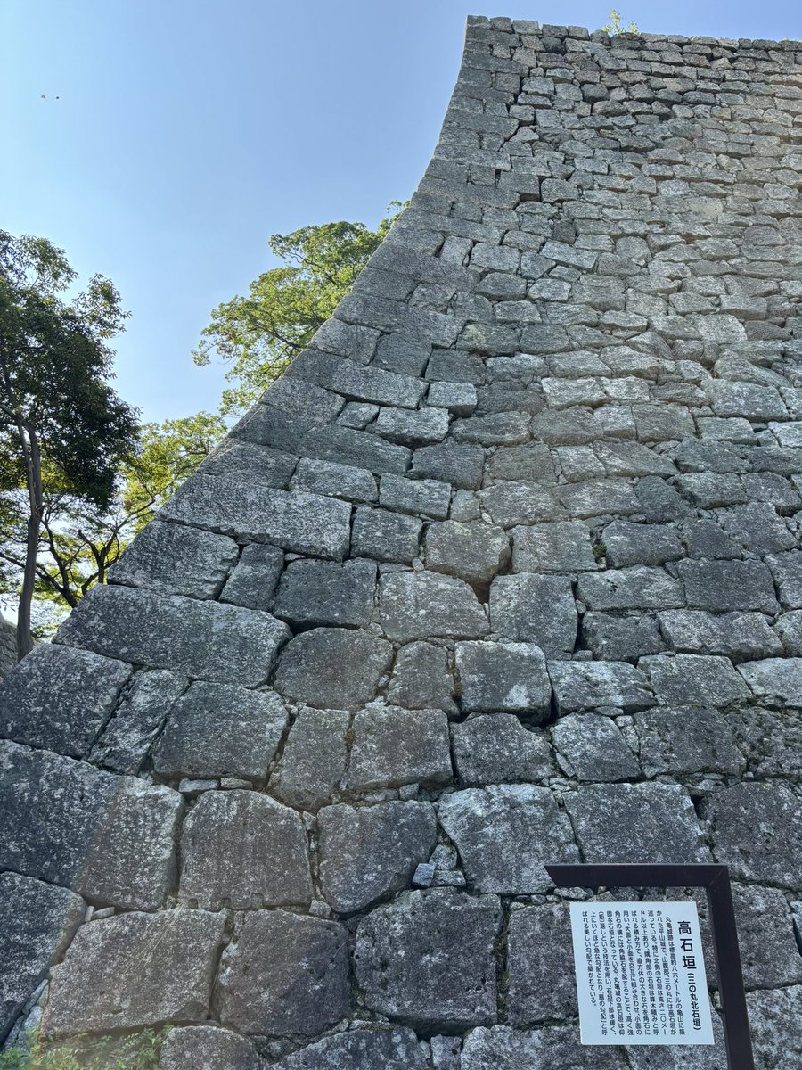 fumihito44's tweet photo. 香川県丸亀城‼️暑いです🥵
本丸広場は風が有って、涼しいですが。
#丸亀城
#石垣 https://t.co/23l1bDy7CB