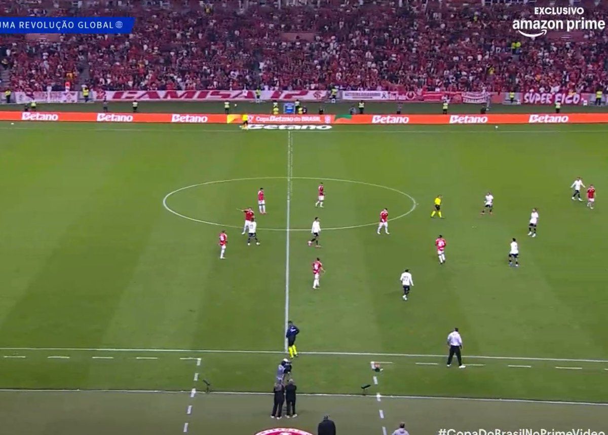 AndersonSiegle's tweet photo. 🇦🇹Parece bobagem, mas coisa boa ver a inferior central totalmente lotada novamente.
Um pequeno detalhe, que nesse momento faz muita diferença.
O torcedor mais perto do campo. https://t.co/Hwlf6Lvxpq