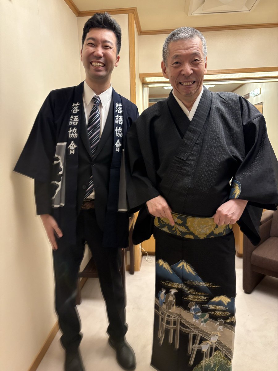 ryuteiichiko's tweet photo. 昨日は一花姉さんの披露目のパーティーへ。

お客様のお席の準備をして、披露目のチケット売り、師匠の余興のお手伝いをしておりました。

余興前の師匠とツーショット。
師匠から写真でも撮るか！と言ってくださった。

最後の一花姉さんの挨拶は本当に感動的でした。披露目も盛り上げるぞ！！ https://t.co/5DWdL2qydV