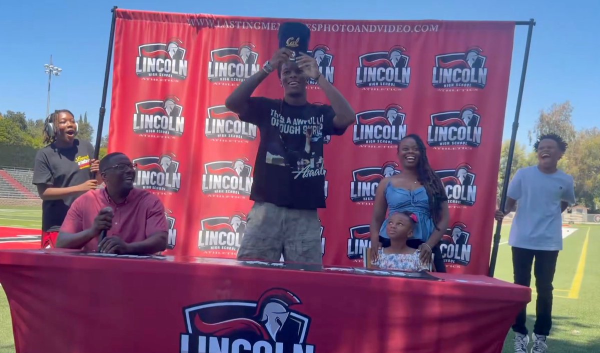 avinashkunnath's tweet photo. Alius Mayo faking out with the Alabama hat, then throwing it away to put on the Cal hat is yet another Calgorithm banger https://t.co/Xt6LE6jNuo