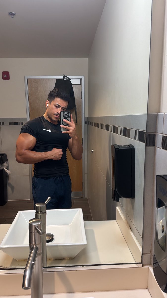 caliihomo's tweet photo. Why does my arm look massive tho 😵‍💫🫪 https://t.co/cI5KYxQV2h