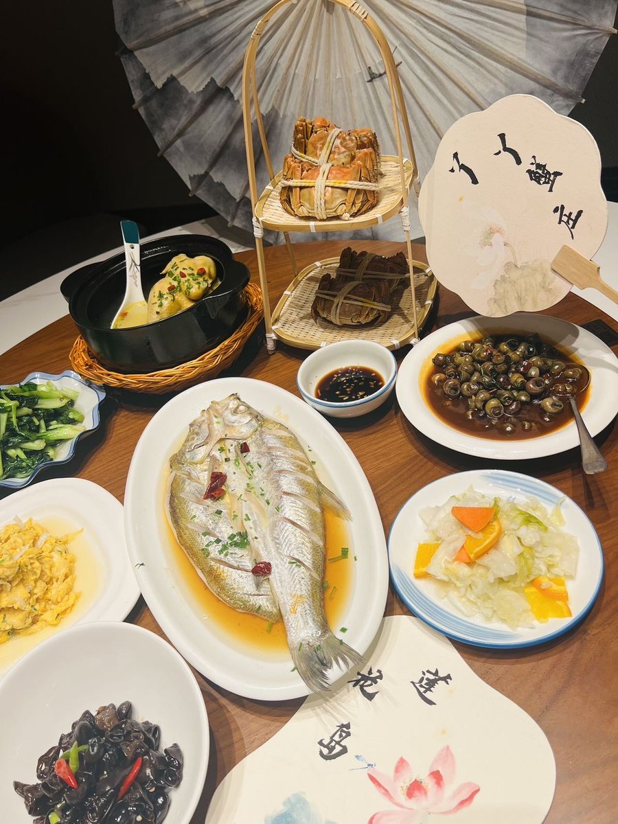yui_00p_'s tweet photo. 「中秋限定蟹宴上线！膏满黄肥大闸蟹配桂花糕，一口入秋的仪式感，手慢无～」， https://t.co/nuoxHqsLen