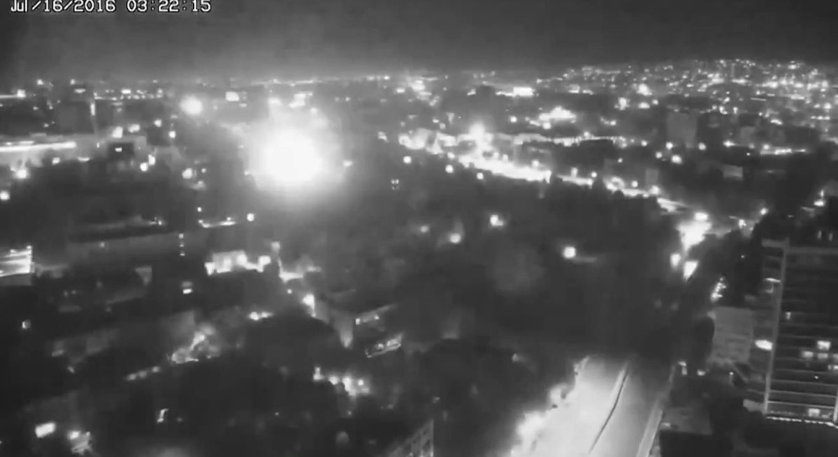 panter_11's tweet photo. Mustafa Çiftçi’nin paylaştığı bu görüntüde meclisteki patlama saati 03:22:15.

Ankara üzerindeki hava resmini analiz ederek

bu patlamanın olduğu saniyede ve öncesinde

hiçbir uçağın atış parametrelerine uygun pozisyonda olmadığını @dogruacicom da yazdım.

https://t.co/ST5swSgV3t https://t.co/ZosbuMTy2s