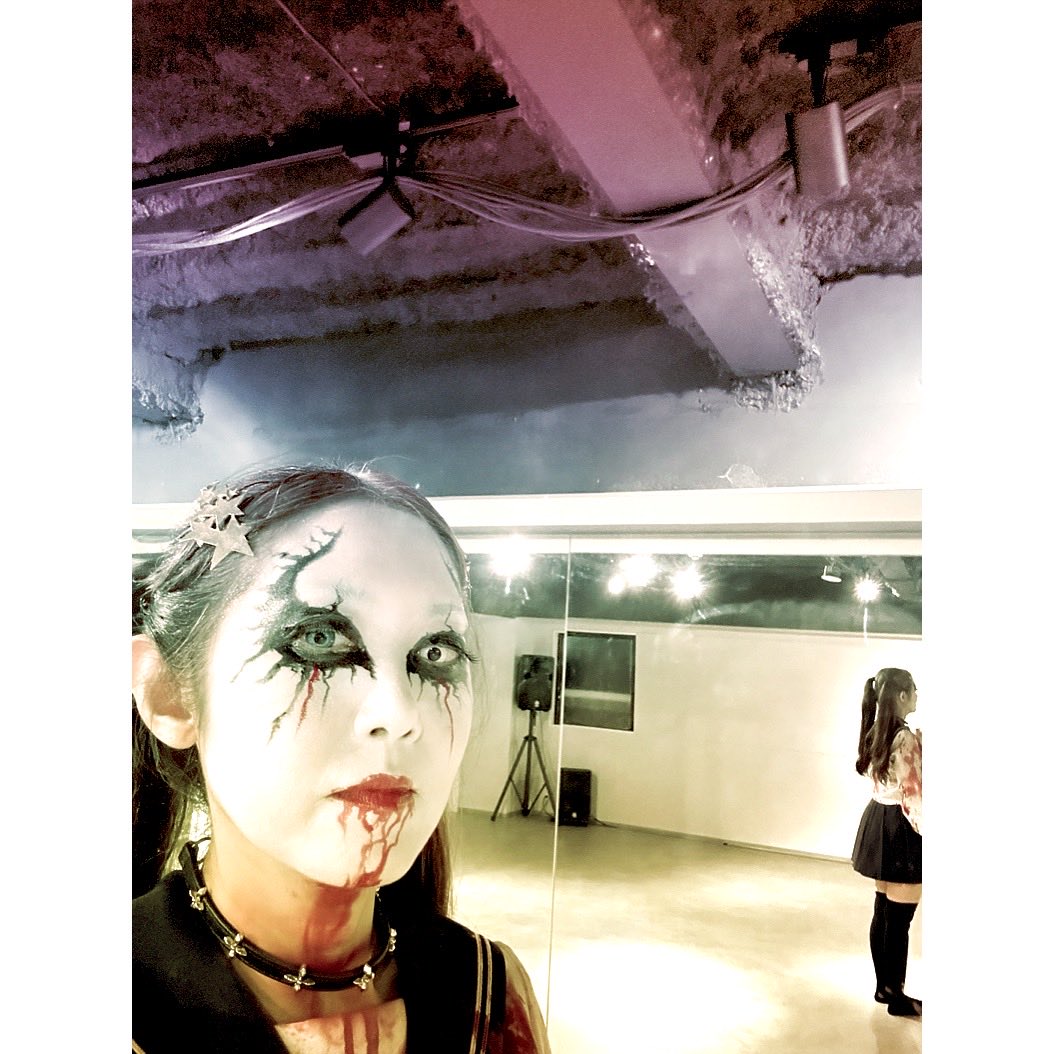 mipolorin's tweet photo. 昨日はゾンヒロリータ本八幡ルート14にてライブでした🌹✨

UNITED MONSTERSさん再始動おめでとうございます🎊
そしてお暑い中ご来場の皆様、共演の皆様、ルート14スタッフ様ほんとうにありがとうございました🩵

昨日は時間なくてみんなと写真取れなかったからぼっちのみで自分の後ろ姿と撮ってみたw https://t.co/ZDWxHy9VSd