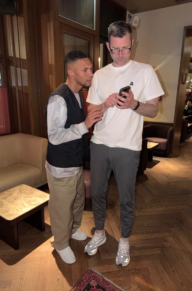 ArsenalN7's tweet photo. Kieran Gibbs chilling at home with Per Mertesacker. Once a Gooner, always a Gooner 😄 https://t.co/l5aFGn258c