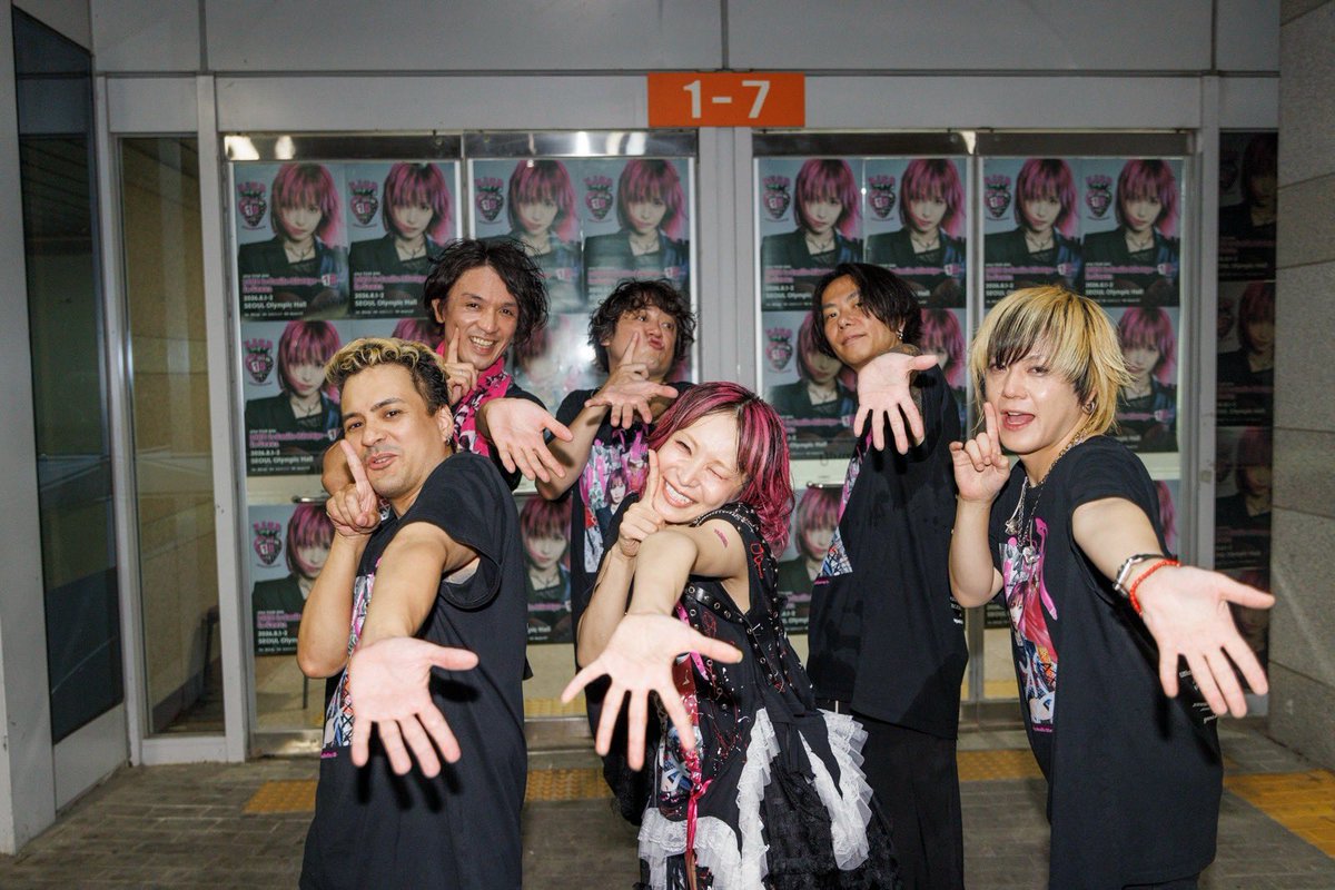 LiSA_OLiVE's tweet photo. 4月の武道館から始まった #LiSA15th 
国を超えてたくさんのアナタが一緒に編み上げてくれた#LiSA_ASiATOUR2026 。
本日韓国でファイナルを迎えました。楽しすぎた！自由すぎた！幸せすぎた！全部出しすぎた！どの瞬間も忘れられない。
この15年の見つけてくれたアナタが創ってくれたPatch Walk👣🪡仕立て上げられた私。間違ったルートなわけない！歩き続けてまた会いましょう。See you again🫶

LiSAは日本の夏フェスからUK&ヨーロッパツアー、そして日本のホールツアー　#LACEUP_TOUR へ向かいます👣🪡風邪ひきたくないーーー！！
全部最高な日を迎えたいーーー！
でもみんなとずーーーっと一緒で嬉しいー！
一緒がいい一生涯！
ひとまずアジアツアーおつかれさまでしたーー！ありがとうございましたーーー！🫶

📸　@vizkage