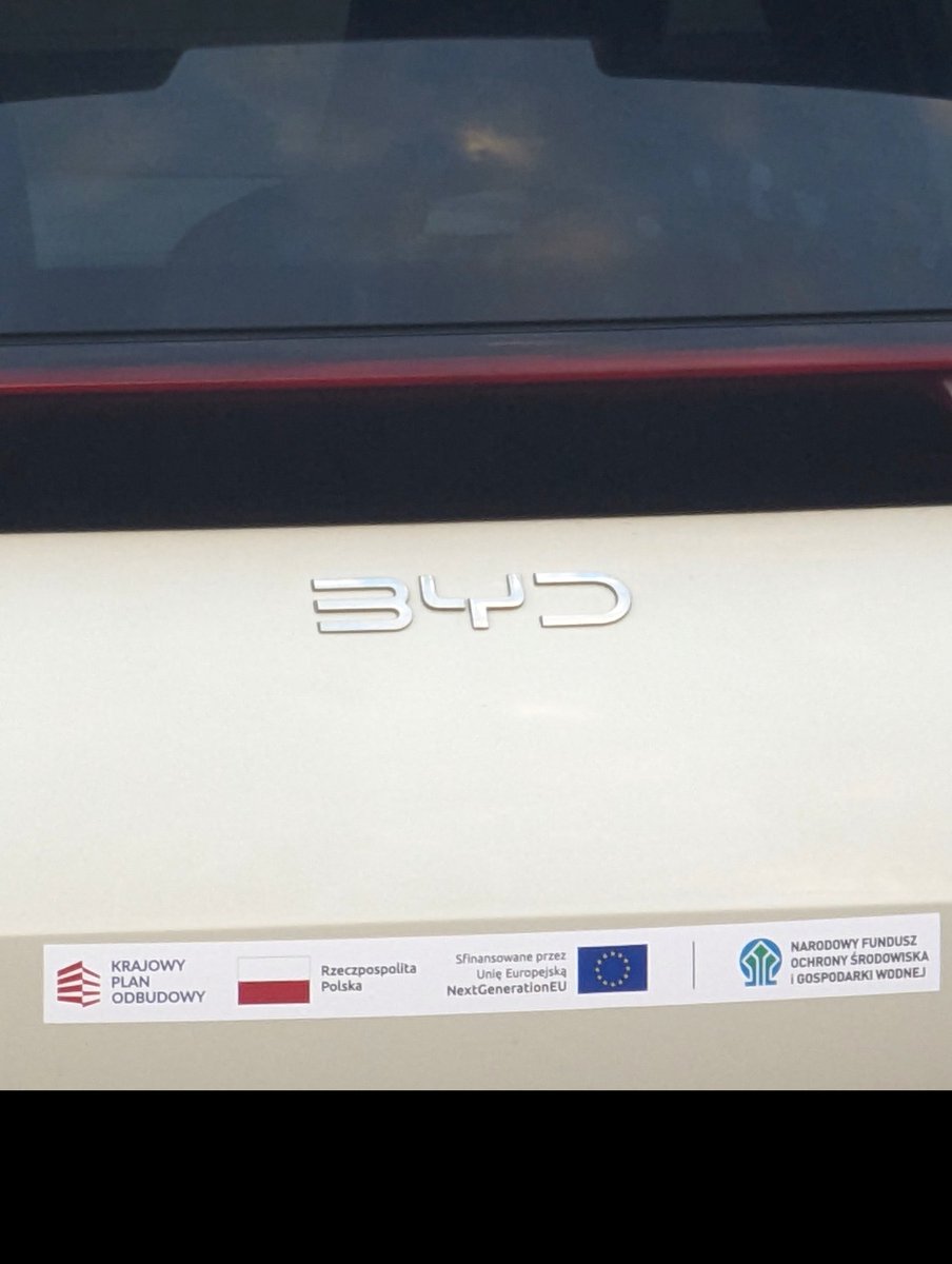 KonradKrajewsk6's tweet photo. KPO miało odbudowywać europejską gospodarkę, a finansuje chińską. 🚗🇨🇳🇪🇺

Na zdjęciu chiński BYD z naklejką KPO na klapie. Program NaszEauto (budżet ok. 1,18 mld zł) pozwala na dopłatę do 40 tys. zł do zakupu elektryka. W kryteriach zabrakło wymogu produkcji w UE czy udziału europejskich części.

W efekcie polski podatnik dopłaca do zakupu aut chińskiego BYD — i to w czasie, gdy UE nakłada na nie 17% cła wyrównawczego za nieuczciwe subsydia. Bruksela nakłada cła, by chronić przemysł, a polski program obniża cenę chińskiego importu.

Nikt nie zakazuje sprzedaży BYD, ale dlaczego europejski podatnik ma fundować rabat na chińskie auta zamiast wspierać lokalną produkcję, baterie czy dostawców?

Kto zaprojektował ten program bez żadnych kryteriów gospodarczych i ile milionów polskiego podatnika trafi poza kraj?👇