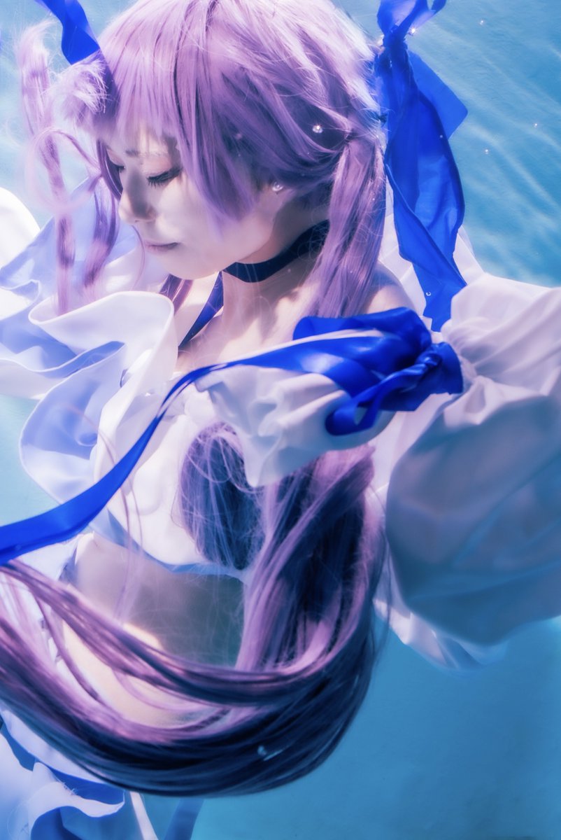 cos_11ne's tweet photo. 夏のコスプレのお供、メイクキープミストの使い方（本来の使い方なのかは不明、自己責任で）

①化粧下地を塗る時に、混ぜる
②下地塗ったあとに顔にプッシュ
③粉をはたいたあとにプッシュ
④全部メイクできたあとにプッシュ

するとあら不思議、水中撮影でも崩れないメイクが完成します✌
参考画像↓ https://t.co/acfU8pzjvN