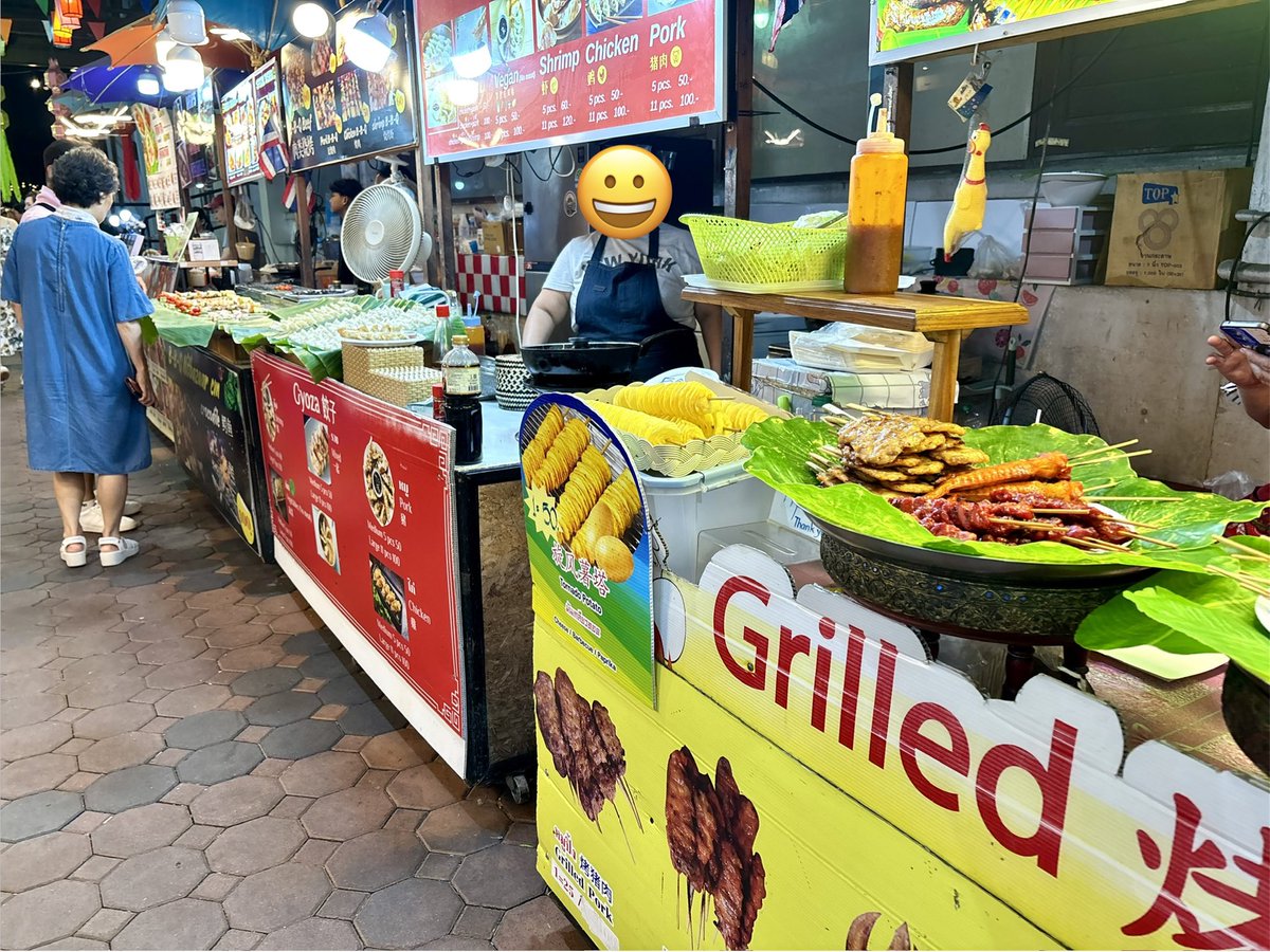 asuhainui's tweet photo. #明日葉タイ旅行2026
チェンマイナイトバザール。
前日のチェンライのよりも、怪しい店が多くて😂
グッチとかロエベを屋台で売るな…😂
料理は美味しそうだけど、例によってお腹いっぱい。
屋台は眺めるだけにして、コンビニやドラッグストアでお買い物。 https://t.co/z2Zfp6ZXTw
