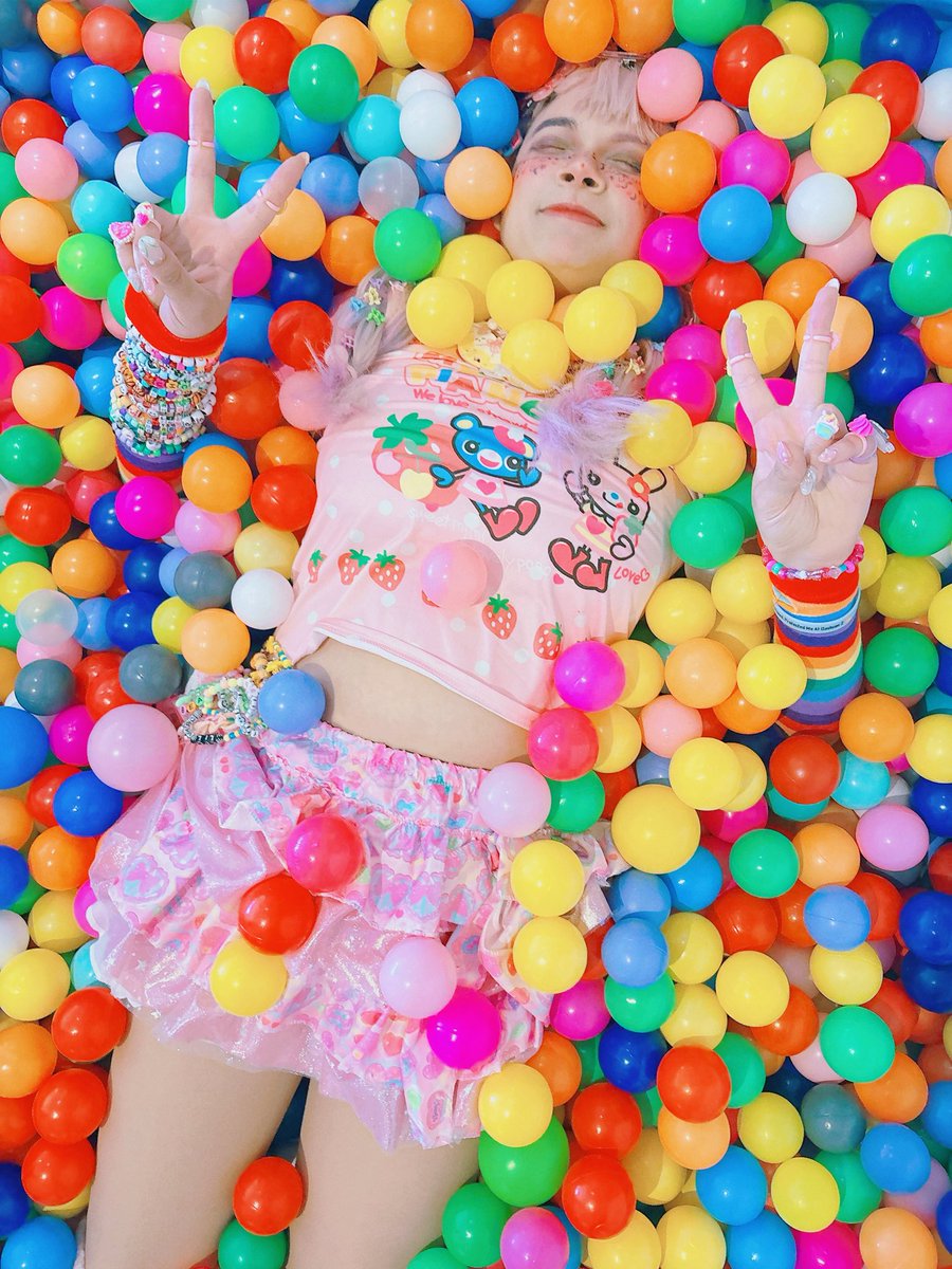 milamilarin's tweet photo. Thank u #Dashcon2 for being so fun. I now have the need to own a ballpit π€Ή
Also I'm in love with my makeup π Props to my Milamigos and I for coming up with having different colours for most steps of the makeup π I love the rainbow all around!!! https://t.co/lzXdZUeVo7