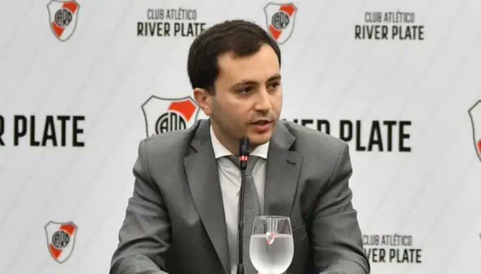 notluisdelpi's tweet photo. Las decisiones de Di Carlo desde que es presidente de River y su populismo berreta para twitter

- Renovarle a Gallardo con el ciclo totalmente cumplido en la previa de un superclasico para que no digan que Boca le "había echado el DT a River". Perdió el clasico con baile incluido, le planifico una pretemporada y mercado de pases para echarlo a la 5° fecha del año

- Refuerzos falopa a "costos bajos" porque iban a rendir lo mismo que jugadores sobrepagados y que no fueron pedidos por el DT de turno, y efectivamente esos jugadores eran unos burros (Gio Gonzalez, Fausto Vera y Viña) 

- Darle un mercado al Coudet de los milagros como pedía la gente, empeoró aún mas la situación con dos caballos como Arambarri y Borre que se perfilan a ser clavos en el equipo y se saco de encima al mejor jugador del plantel Juanfer Quintero porque no tiene "intensidad"

- Salir a declarar en ESPN con cara de guapito que se iba a sacar de encima 15 jugadores del club para complacer oídos ajenos, terminó con Coudet planificando una pretemporada con 18 JUGADORES (!)

- El container de Cantilo. No pienso defender a los jugadores borrados salvo por Lencina y Subiabre, el resto tiene el ciclo cumplido en River. Pero esa medida de demonizar a los jugadores como piden en twitter (me incluyo) no tiene sentido en la realidad, se pudo haber manejado mejor esa situación teniendolos apartados pero en Ezeiza con el resto del plantel y te ahorrabas el problema de tener un vestuario dividido. Esa medida es toda de la dirigencia, Coudet ahí no tuvo nada que ver 

AUNQUE EL DT SEA UNO NUEVO, EL MAYOR PROBLEMA LO TENEMOS EN EL CLUB. A DISFRUTAR LO VOTADO