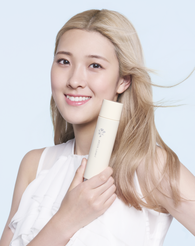 ARSOA_official's tweet photo. ＼News！／
プロバレーボール選手として世界を舞台に活躍する
佐藤淑乃選手がアルソアの新ミューズに就任いたしました！👏✨

世界へと羽ばたく佐藤選手とともに、
アルソアも一人ひとりの「すこやかな美しさ」に寄りそってまいります。
これからの新しい一歩を、ぜひ温かく見守っていただけたら嬉しいです🌿

佐藤選手への応援コメントもお待ちしてます💛💙
詳しくはこちら👇
https://t.co/g2FcRrAtjO