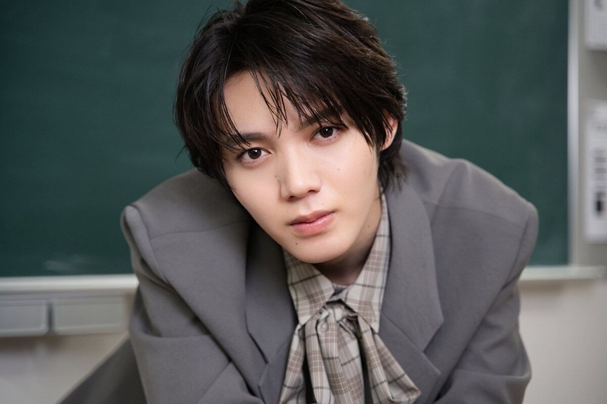 natalie_mu's tweet photo. ◻️▫️小泉光咲（#原因は自分にある。）▫️◻️
初の連続ドラマ主演も
「グループとしてもっと大きくなるために」

📺「#陽キャ集団 にいる芹沢は、俺の前だと様子がおかしい」撮影の日々語る
💌「自分の涙はもうちょい取っておきたい」
仮ノ現、そして7周年イベントの振り返りも
https://t.co/VDHc4ulGHE https://t.co/2xLV4AFqm2