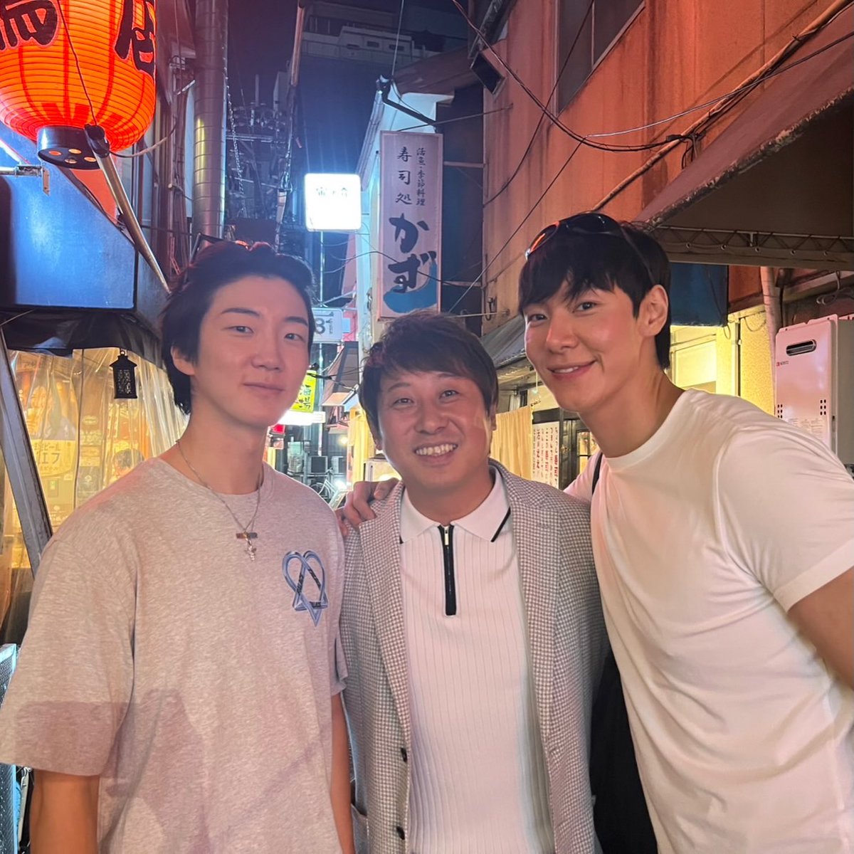 ynjnmnhn's tweet photo. WINNER's LEESEUNGHOON/SEUNGHOON/HOONY @official_hoony_ with URIZIP GROUP &amp; PACIFICLINKSJAPAN's Representatives jonyonsu,Singer-songwriter Baek Grim,&amp; Ryoma Taniguchi on Fri,July 31,2026,at Kunsei Maruho(燻製まるほ),Shibuya,Tokyo,Japan 🇯🇵.
🖇️https://t.co/u6SANT2oDF
#위너 #이승훈 https://t.co/Teg73xAzfg