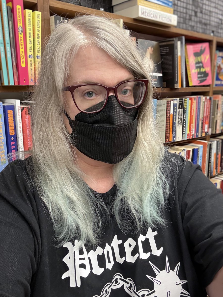 TogetherWeMask's tweet photo. “We’ve never stopped requiring masks (though we’ve taken hits for that). We’re a small, owner-operated used and new bookstore in Western Massachusetts.���—Hillary Hoffman, owner, Federal Street Books, interviewed by @MsJulieSLam 📚😷
https://t.co/VsvqtU4r3K
https://t.co/pcJmqJLYpd https://t.co/HW8HsEodHu