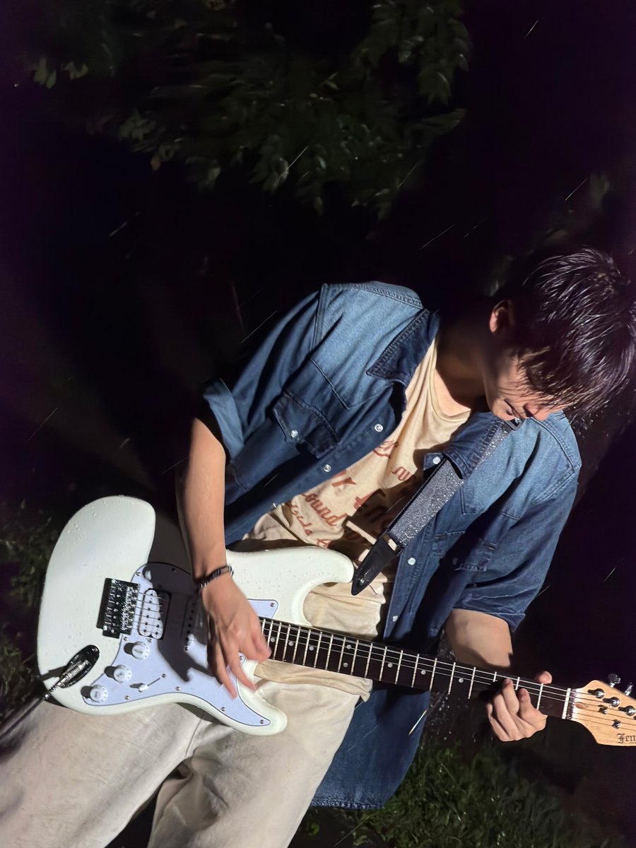 GHOST9OFFICIAL's tweet photo. [📸]

🎸💧

#GHOST9 #고스트나인
#CHOIJUNSEONG #최준성 
#JunS #공일공 https://t.co/Ofu9frgdB0