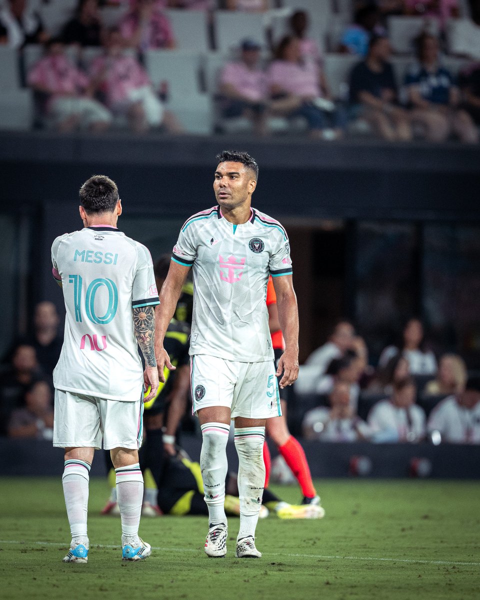 Intermiamicfhub's tweet photo. 🚨📸 Leo Messi with Casemiro during the game yesterday 🤩🤍💗🖤

@Beflickz_ for @Intermiamicfhub https://t.co/id6biAqgt0