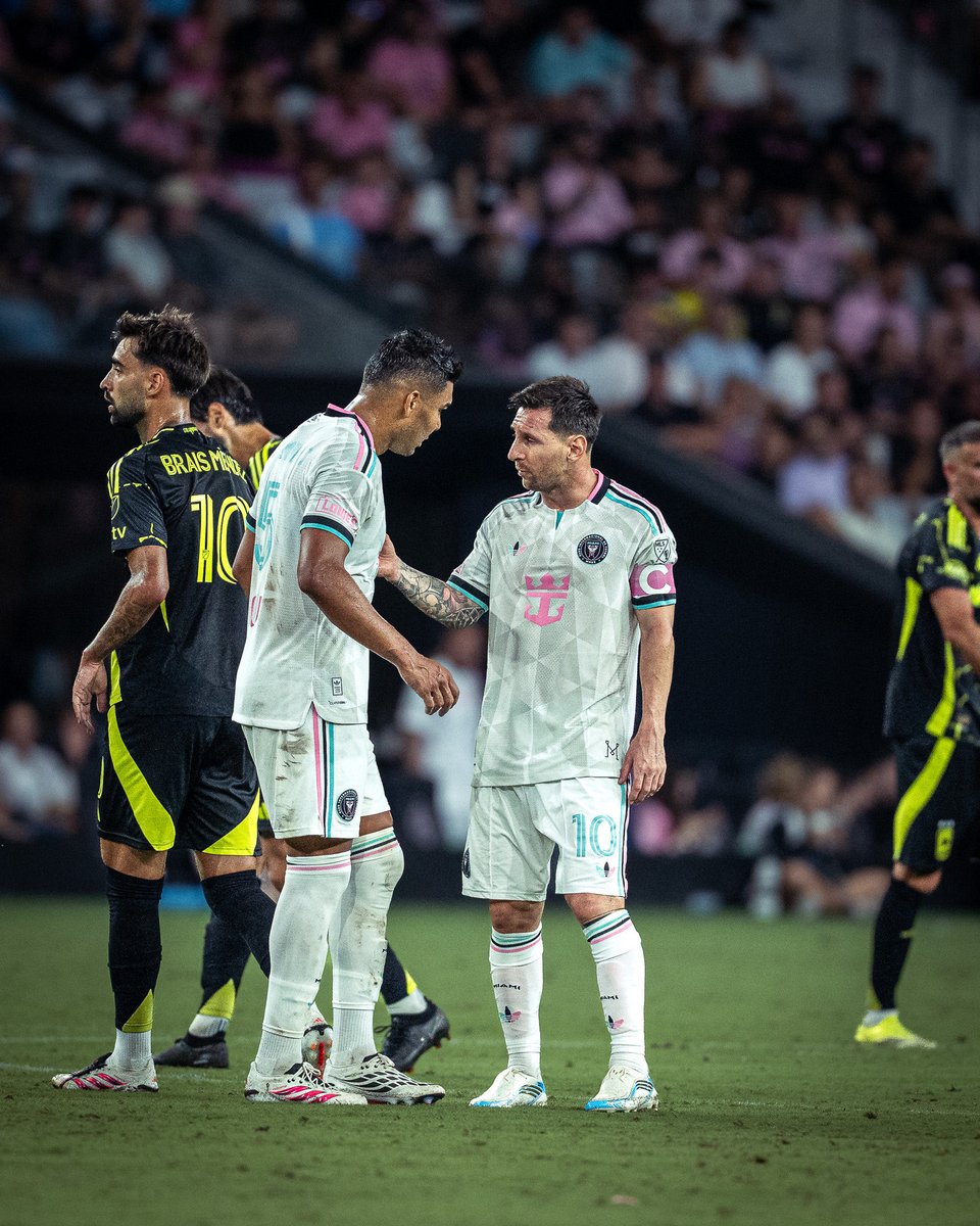Intermiamicfhub's tweet photo. 🚨📸 Leo Messi with Casemiro during the game yesterday 🤩🤍💗🖤

@Beflickz_ for @Intermiamicfhub https://t.co/id6biAqgt0