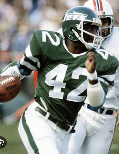 BigAnt1017's tweet photo. 42 days until kickoff! 42 was worn by someone who was no stranger to kickoff returns Bruce Harper. #Jets #JetUp https://t.co/W72NUpImwW