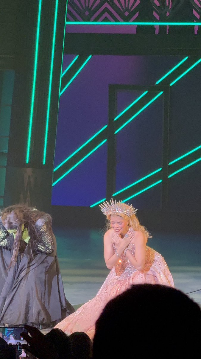 amandarehem's tweet photo. nem acredito que vi pela segunda vez 🩷💚 e agora eu entendo todo mundo que quer ver wicked 750 vezes https://t.co/Ds88RIvDhs