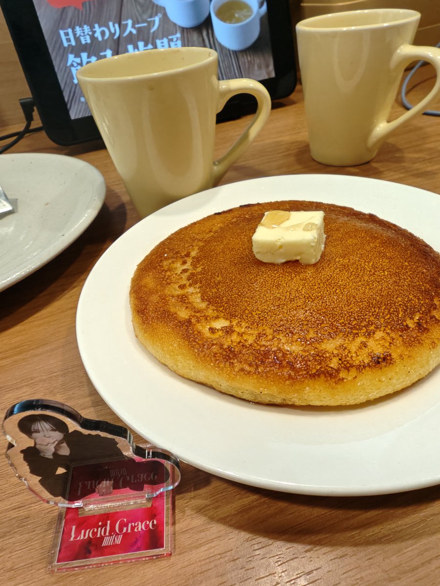 sensutai's tweet photo. 4日ぶりの新宿はモーニングガスト☕
追加でパンケーキをはじめて注文したんだけど、メイプルかけたらパンケーキが即座に吸い込んだ（笑）バターにかかってないとメイプルの姿無し😅
フワフワで美味しかった(๑´ڡ`๑) https://t.co/wADBmJKDuk